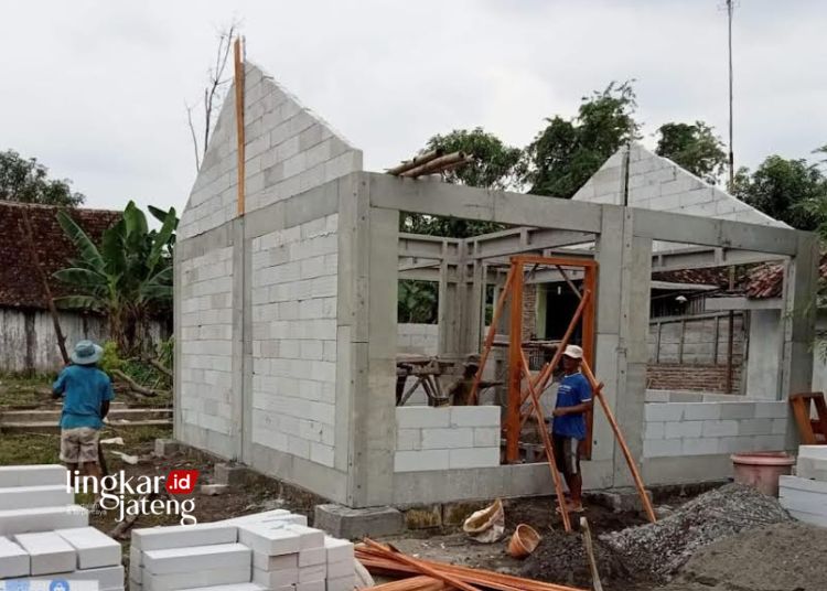 PEMBANGUNAN: Proses pembangunan rumah melalui program “tuku lemah oleh omah” di Desa Nglandenyan, Kecamatan Kedungtuban, Kabupaten Blora. (Dinrumkimhub Blora/Lingkarjateng.id)