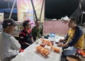 DIALOG: Bakal calon Bupati Pati, Agus Sunarko, S.STP., M.Si. (kanan), saat menyambangi pedagang kaki lima di Alun-Alun Kembangjoyo, Kamis, 19 April 2024. (Dok. Lingkar/Lingkarjateng.id)