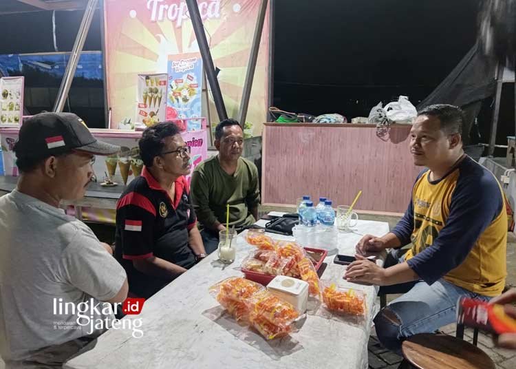 DIALOG: Bakal calon Bupati Pati, Agus Sunarko, S.STP., M.Si. (kanan), saat menyambangi pedagang kaki lima di Alun-Alun Kembangjoyo, Kamis, 19 April 2024. (Dok. Lingkar/Lingkarjateng.id)