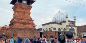 RAMAI: Kawasan Menara Kudus tampak ramai dikunjungi wisatawan, Minggu, 21 April 2024. (Nisa Hafizhotus. S/Lingkarjateng.id)