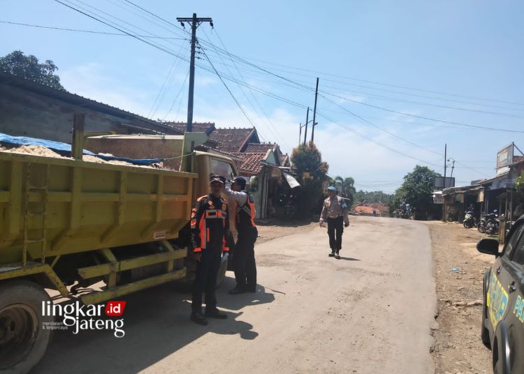 MENINJAU: Petugas Dinas Perhubungan Kabupaten Pati melakukan pengawasan truk tambang yang melintas di Jalan Tayu-Puncel turut Kecamatan Dukuhseti, Kabupaten Pati, Selasa, 2 April 2024. (Dok. Dishub Pati/Lingkarjateng.id)