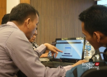 BIMTEK: Tim Dinas Pemberdayaan Masyarakat dan Desa (Dispermades) Kabupaten Kendal memberikan bimbingan teknis kepada aparatus desa menggunakan SIMPeDes, Selasa, 23 April 2024. (Unggul Priambodo/Lingkarjateng.id)