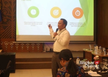 BIMTEK: Marketing Bank Jateng Cabang Kendal, Nova saat memberikan materi Bimbingan Teknis Pengelolaan Keuangan Desa yang digelar Dispermasdes Kabupaten Kendal belum lama ini. (Arvian Maulana/Lingkarjateng.id)