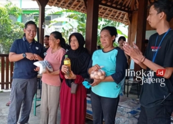 Bakal Calon Wali Kota Salatiga Mulai Dekati Warga 29 BAKTI SOSIAL : Kolonel Hariyono Masturi (kiri) menyerahkan paket sembako kepada warga saat melihat Bazzar UMKM UKSW di GOR PPLP Sepak Takraw Tegalrejo, Salatiga, Minggu 14 April 2024. (Dok. Pribadi/Lingkarjateng.id)