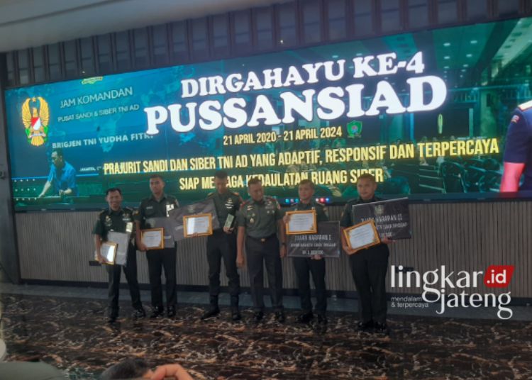 Tim Sansidam IV/Diponegoro saat menerima hadiah juara I lomba Waskita Siber Tanggap Pussansiad, Senin 22 April 2024. (Pendam IV/Diponegoro/Lingkarjateng.id)