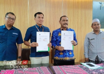 Dinas Pemberdayaan Masyarakat dan Desa (Dinpermades) Rembang secara resmi menandatangai nota kerjasama dengan BPJS Kesehatan untuk menyukseskan program Petakan, Sisir, Advokasi dan Registrasi (PESIAR). Kegiatan berlangsung di kantor Dinpermades Kabupaten Rembang, Kamis 25 April 2024. (Vicky Rio/Lingkarjateng.id)