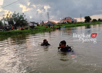 Proses pencarian Suparman (40) warga Cilosari Barat RT 3 RW 8, Kelurahan Kemijen, Kecamatan Semarang Timur yang tenggelam di bawah jembatan Cilosari Sungai Banjir Kanal Timur (BKT) Kota Semarang oleh Tim SAR Gabungan, Sabtu April 2024. (Dok. Lingkarjateng.id)