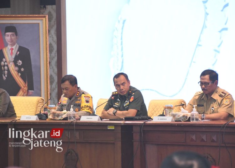 Pangdam IV/Diponegoro Mayjen TNI Deddy Suryadi saat menghadiri Rapat Koordinasi Pengamanan Hari Raya Idul Fitri 1445 H bersama Forkopimda Jateng yang digelar di Gedung Gradhika Bhakti Praja Senin, 1 April 2024. (Pendam IV/Diponegoro/Lingkarjateng.id)