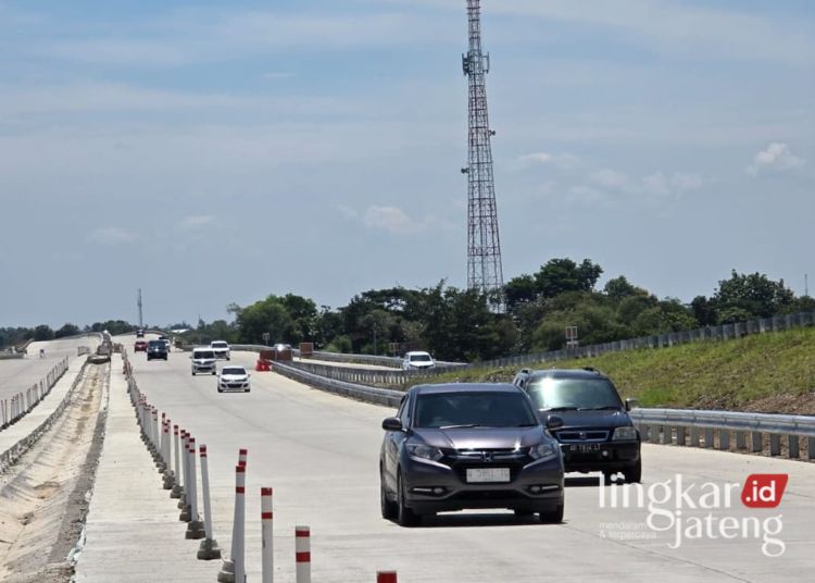 RAMAI : Kondisi arus lalu lintas di jalan fungsional Tol Solo-Jogja ruas Colomadu-Ngawen di Kabupaten Klaten mulai ramai pada H-4 Idul Fitri 1445 Hijriyah, tepatnya pada Jumat, 5 April 2024. (PT Jasa Marga/Lingkarjateng.id)