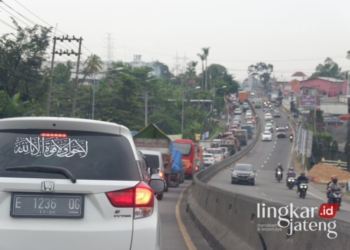 MACET: Antrean kendaraan akibat meningkatnya volume kendaraan di ruas jalan konvensional Kabupaten Semarang terjadi akibat dampak dari diberlakukannya sistem one way di Tol Semarang-Solo, tepatnya mulai KM 414 sampai dengan KM 442 Gerbang Tol Bawen, Sabtu sore, 6 April 2024. (Hesty Imaniar/Lingkarjateng.id)