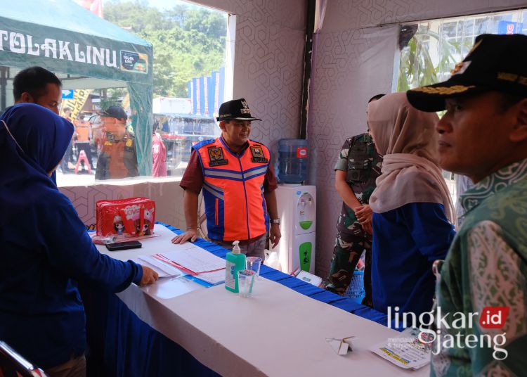 MEMANTAU : Bupati Semarang, Ngesti Nugraha bersama Wakil Bupati Semarang, Basari serta Kapolres Semarang, AKBP Achmad Oka Mahendra dan juga Forkopimda Kabupaten Semarang melakukan pantauan di sejumlah rest area yang ada di wilayah Kabupaten Semarang, Sabtu, 6 April 2024. (Hesty Imaniar/Lingkarjateng.id)