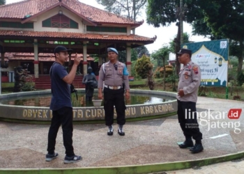 Jajaran personel Polsek Patean, Kendal melaksanakan patroli di wisata Curug Sewu. (Dok. Pribadi/Lingkarjateng.id)