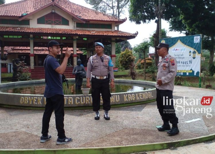 Cegah Tindak Kejahatan Jelang Idul Fitri, Patroli Digencarkan di Wilayah Kecamatan Patean Kendal 25 Jajaran personel Polsek Patean, Kendal melaksanakan patroli di wisata Curug Sewu. (Dok. Pribadi/Lingkarjateng.id)