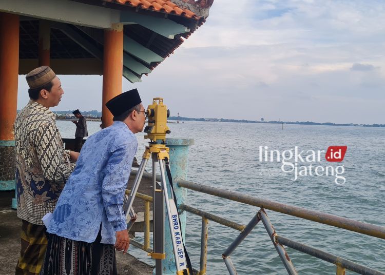 FOKUS: Tim dari Badan Hisab Rukyah Daerah dari Kemenag Jepara saat melakukan pemantauan hilal dari Pantai Kartini, Selasa sore, 9 April 2024. (Muhammad Aminudin/Lingkarjateng.id)