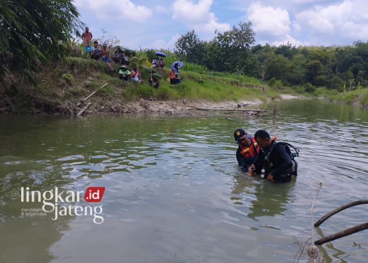 Tim SAR gabungan saat melakukan pencarian Warga Dusun Mojoroto, Desa Crewek, Kabupaten Grobogan yang hilang di Sungai Suco Kradenan Kecamatan Purwodadi pada Rabu, 10 April 2024. (Dok. Lingkarjateng.id)