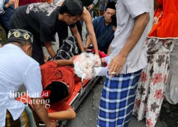 Evakuasi warga Dusun Sorobayan, Desa Banyuurip, Kecamatan Tegalrejo, Kabupaten Magelang mengalami luka berat imbas ledakan petasan buatan, Rabu, 10 April 2024. (Dok. Lingkarjateng.id)
