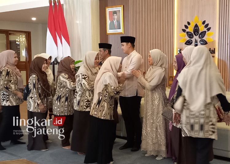 BERSALAMAN : Bupati Kendal dan Istri saat menerima tamu dalam kegiatan open house Hari Raya Idul Fitri di rumah dinas Bupati Kendal. (Arvian Maulana/Lingkarjateng.id)