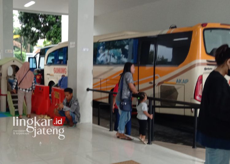 TRANSIT : Sejumlah penumpang menunggu bus yang akan mengantarkannya ke tempat tujuan di ruang tunggu Terminal Tipe A Tingkir, Salatiga, belum lama ini. (Angga Rosa/Lingkarjateng.id)