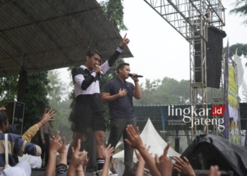 SEMANGAT: Bupati Kendal, Dico dan Gilga Sahid nampak bernyanyi bersama disaat hujan pada acara Semarak Lebaran di Curug Sewu Kendal. (Pribadi/Lingkarjateng.id)