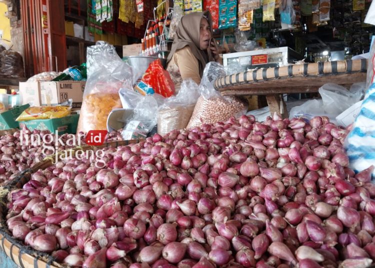 KOMODITAS : Seorang pedagang sembako Pasar Blauran saat menunggu konsumen di kiosnya, Jumat 19 April 2024. (Angga Rosa/Lingkarjateng.id)