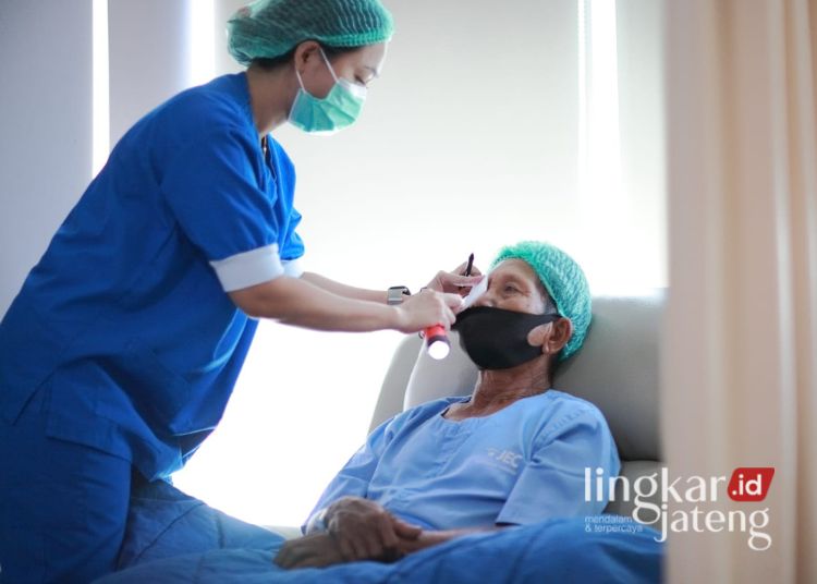 Pemeriksaan katarak di JEC Eye Hospitals and Clinics. (Dok. Lingkarjateng.id)