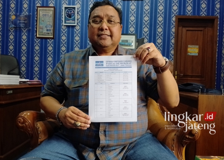 MENUNJUKKAN: Ketua DPC Partai Demokrat Pati Joni Kurnianto, memperlihatkan surat pembentukan satgas Pilkada Pati, Selasa 23 April 2024. (Arif Febriyanto/Lingkarjateng.id)