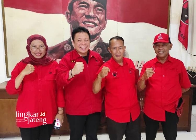 BERSINERGI: Ketua DPC PDIP Kota Salatiga Dance Ishak Palit (kedua dari kiri) foto bersama beberapa kader di Kantor DPC PDIP Salatiga, Kamis, 4 April 2024. (PDIP Kota Salatiga/Lingkarjateng.id)