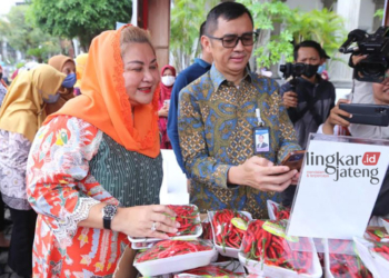 TRANSAKSI: Wali Kota Semarang Hevearita Gunaryanti Rahayu dan Kepala Kantor Perwakilan Bank Indonesia Jawa Tengah Rahmat Dwi Saputro saat hendak membayar cabai di Tebus Suka-Suka. (Humas Pemkot Semarang/Lingkarjateng.id)