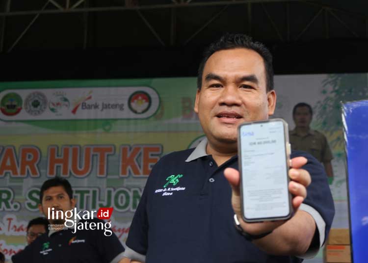HUT ke-74, RSUD Soetijono Blora Launching Layanan Si Sedap 25 Bupati Blora Arief Rohman menunjukkan aplikasi Si Sedap dr. R. Soetijono Blora. (Prokompim Blora/Lingkarjateng.id)