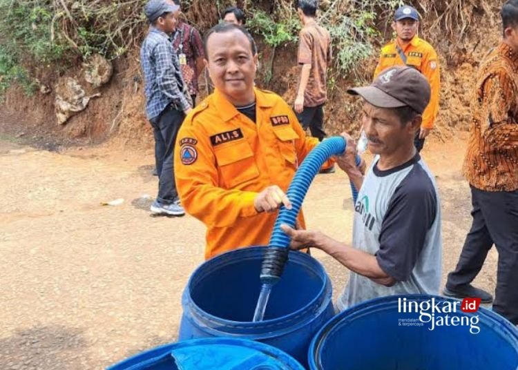 DROPPING AIR BERSIH: Tim Badan Penanggulangan Bencana Daerah (BPBD) Kabupaten Kendal saat menyalurkan bantuan air bersih. (Arvian Maulana/Lingkarjateng.id)