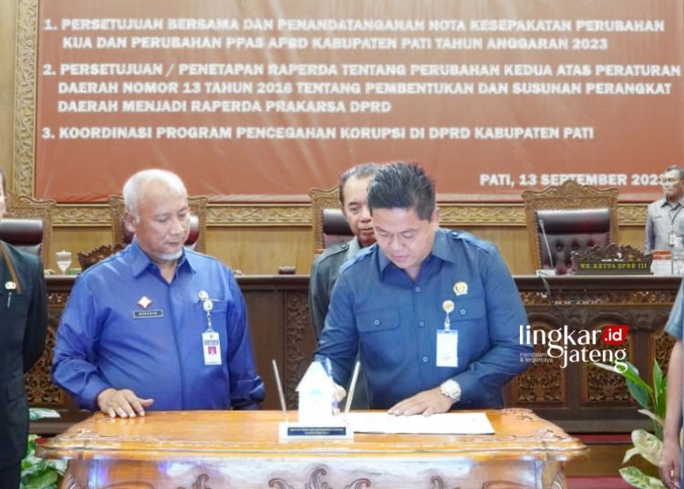 Penjabat Bupati Pati, Henggar Budi Anggoro (kiri) dan Ketua DPRD Pati, Ali Badrudin (kanan) tandatangani nota kesepakatan perubahan KUA dan perubahan PPAS APBD Kabupaten Pati tahun 2023 (Humas DPRD Pati/Lingkarjateng.id)