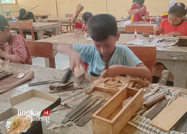 Hanya di Jepara Siswa SD Antusias Ikuti Lomba Ukir