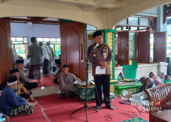 ZIARAH: Wakil Bupati Kendal, Windu Suko Basuki saat menghadiri Haul Wali Gembyang di Makam Wali Gembyang di Kelurahan Patukangan, Kabupaten Kendal, Kamis, 18 April 2024. (Arvian Maulana/Lingkarjateng.id)