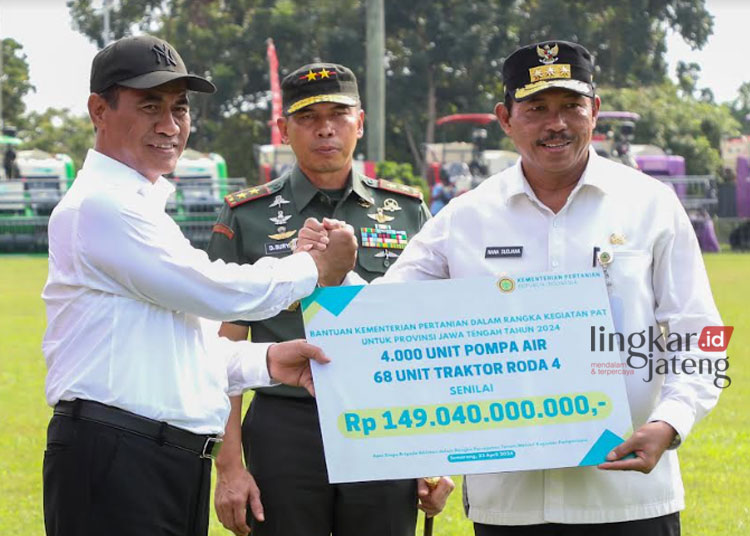 Pj Gubernur Jawa Tengah Nana Sudjana secara simbolis menerima bantuan 10.000 alat mesin pertanian (alsintan) dan pupuk dari Kementerian Pertanian (Kementan) di Makodam IV/Diponegoro, Selasa, 23 April 2024. (Humas Pemprov/Lingkarjateng.id)