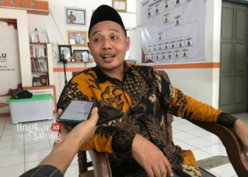 Koordinator Divisi (Kordiv) Pencegahan, Partisipasi Masyarakat dan Hubungan Masyarakat Bawaslu Jepara, Ali Purnomo saat diwawancarai di kantornya, Kamis, 18 April 2024. (Tomi Budianto/Lingkarjateng.id)
