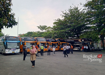 Belasan bus mudik gratis dilepas Forum Koordinasi Pimpinan Daerah (Forkompinda) Pati di Halaman Kantor Kabupaten Pati, Jumat, 5 April 2024. (Setyo Nugroho/Lingkarjateng.id)