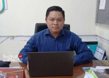 POTRET: Ketua KPU Kendal, Khasanudin saat ditemui diruang kerjanya. (Arvian Maulana/Lingkarjateng.id)