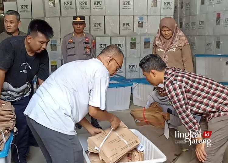 MEMBONGKAR: Proses pembukaan kotak suara oleh KPU Kudus didampingi aparat, Bawaslu dan para saksi di gudang penyimpanan Kapasan, Kabupaten Kudus, Minggu, 28 April 2024. (KPU Kudus/Lingkarjateng.id)