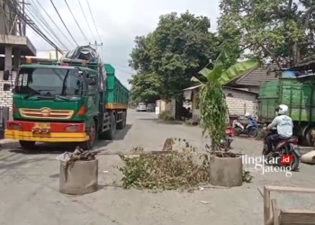 BLOKADE: Warga Desa Bakaran Wetan, Kecamatan Juwana Kabupaten Pati memblokade Jalan Mangkudipuro lantaran tak kunjung diperbaiki, Rabu, 24 April 2024. (Arif Febriyanto/Lingkarjateng.id)