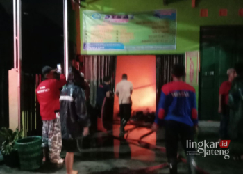 Personel Damkar sedang berusaha memadamkan sisa-sisa api kebakaran kios laundry yang berlokasi di Jalan Teuku Umar No 18, Kecamatan Demak, Kabupaten Demak, Senin, 1 April 2024 (Dok Damkar Demak/Lingkarjateng.id)
