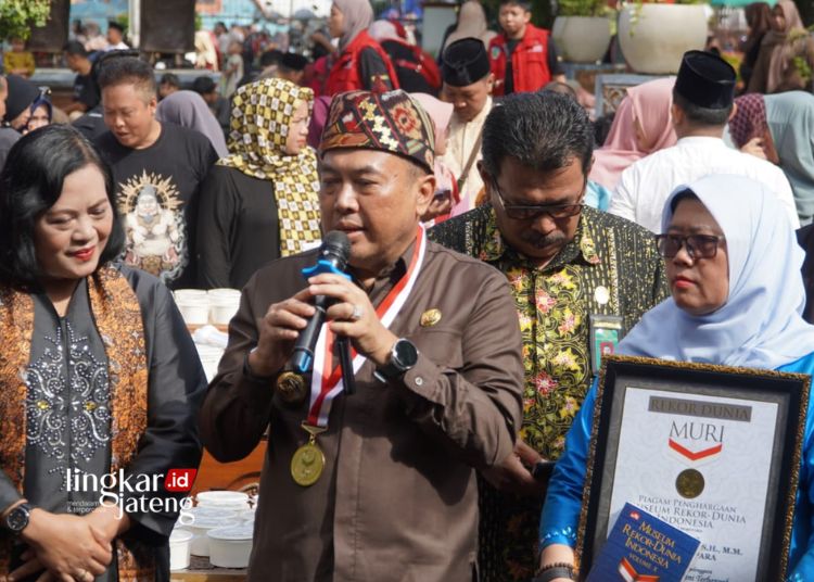 Penjabat Bupati Jepara, Edy Supriyanta (tengah) saat acara pencatatan rekor MURI 9.738 porsi pindang serani pada Jumat, 26 April 2024. (Pemkab Jepara/Lingkarjateng.id)