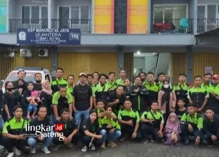 FOTO BERSAMA: Forum Komunitas Motor Grobogan foto bersama mendukung pencalonan Kapolda Jawa Tengah Irjen Pol Ahmad Luthfi dalam Pilkada 2024. (Istimewa/Lingkarjateng.id)