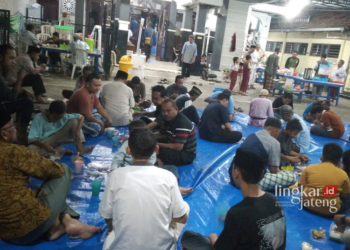 Suasana buka bersama di Masjid Daruttaqwa Desa Growong Kidul, Kecamatan Juwana, Pati. (Dok. Lingkarjateng.id)