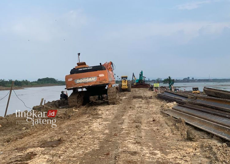 TERUS BERBENAH: Alat berat kini masih dioperasikan untuk penguatan Tanggul Norowito usai jebol saat banjir beberapa waktu lalu. (M Burhanuddin Aslam/Lingkarjateng.id)