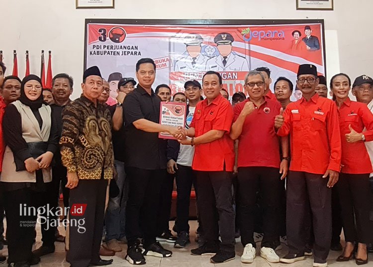 SAH: Witiarso Utomo menyerahkan kembali formulir pendaftaran bakal calon bupati Jepara kepada DPC PDIP setempat, Sabtu 27 April 2024. (Muhammad Aminudin/Lingkarjateng.id)