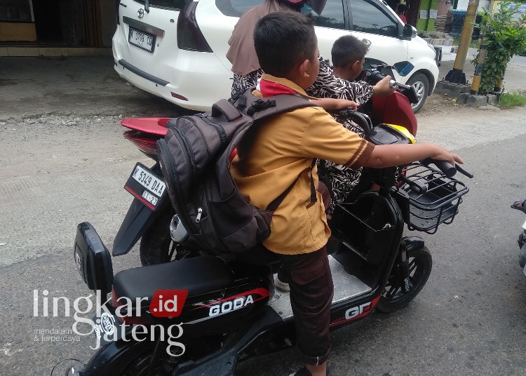Membahayakan, Anak - anak di Pati Gunakan Sepeda Listrik Dijalan Raya 25 Seorang anak yang masih berusia dibawah umur sedang mengendarai sepeda listrik di Jalan Raya Jakenan-Juwana tanpa menggunakan perlengkapan apapun pada Kamis, (28/3).
