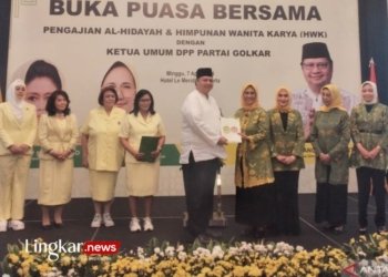 Ketua Umum Pengajian Al-Hidayah Hetifah Sjaifudian (kanan) didampingi Ketua Umum HWK Dany Soedarsono (kiri) menyerahkan surat dukungan kepada Airlangga Hartarto, untuk maju sebagai calon Ketua Umum Partai Golkar periode 2024-2029 di Jakarta, Minggu (7/4/2024). (ANTARA)