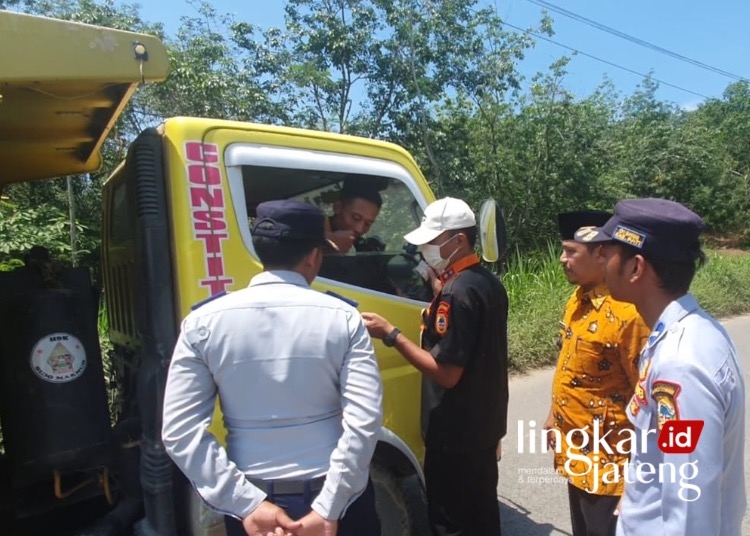 Nekat Lewat Jalan Tayu-Puncel, Truk Overtonase Akan Disikat 25 IMBAUAN: Camat Dukuhseti Agus
Sunarko, S.STP., M.Si., (Baju Batik) turut mengawal razia truk dump ODOL yang dilakukan Dishub
Pati di Jalan Tayu-Puncel, Kabupaten Pati, Jumat (5/4).