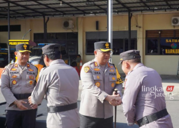 UCAPAN SELAMAT: Kapolres Semarang, AKBP Achmad Oka Mahendra bersalaman dengan jajaran personil Polres Semarang dalam rangka Halal Bihalal usai secara resin menutup Operasi Ketupat Candi 2024, Kamis, 18 April 2024. (Hesty Imaniar/Lingkarjateng.id)