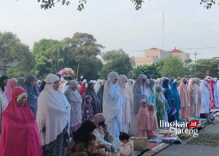 ILUSTRASI: Jamaah sholat idul fitri di Halaman Pamedan Pura Mangkunegaran Solo, tahun 2023. (Antara/Lingkar.news)
